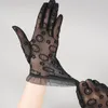 Fünf Finger Handschuhe Frauen glänzende Diamonen dünne kurze Tüllhandschuhe dehnbare Spitzenschichten Flexible Accessoires Vollfinger Seide kurze Handschuhe 230815