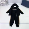 Kinderen Designer Kleding Hoogwaardige Kind Autumn Suits 2PCS Multi Color Plaid Patchwork Hooded Jacket en Sports Pants Aug02