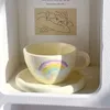 Muggar Creative Hand Painted Rainbow Cup med tefat gult lila keramiska leende blommakoppar och tefat som är set på kaffe te tabeller 230815