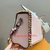 2023 Frauen Umhängetasche Populäre Twist -Ketten -Taschen Leder kleine quadratische Designer Tasche Metall Langkette V -Form Schnalle Flip Umhängetasche