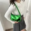 Kvällspåsar fashionabla och små väska kvinnors koreanska version trend 2023 mångsidig en axel underarm stick handväska