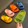 Slipper Kinderlippers Summer Boys Girls Glip zachte zool dikke kamer casual slippers r230815