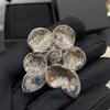 Pins de letras de diseñador de marca broches Mujeres Flor de cristal que nunca se desvanece de latón suéter de cobre broche broche traje de boda