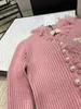 23 FW女性セーターニットニットカーディガンデザイナートップパールボタン刺繍文字滑走路ブランドデザイナークロップトップVネックシャツハイエンド弾性アウトウェアジャケット