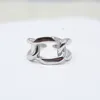 2023 Europeiska och amerikanska S925 Sterling Silver Men's and Women's Rings ihåliga ut Fluid Ice Rock Tin Paper Feel Art Open Ring