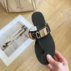 Marka Mo Schino Metal Mektup Logo Flip Flops Terlik Kadın Tasarımcı Sandalet Slayt Kauçuk Düz Tanga Üst Kalı gündelik Ayakkabı Plaj Havuz Katırları Yaz Açık Moda Kaydırıcıları