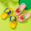 Slippare för pojke flicka hemskor tecknat frukt sommar flip flops mjuk jordgubbar botten baby inomhus tofflor barn skor r230815