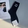 Socks Designer de meias British Style Sock Leather Label com pequenas meias de tripulação tridimensional de design quadrado para homens para homens, casal, versão coreana da faculdade, INS Trend