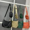 Nylon axelväska för kvinnor lyxiga designer väskor på kvinnliga mode crossbody handväskor messenger hobo handväska plånböcker253l