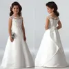 2019 Simple Flower Girls Dresses For Weddings Cap Hylses Satin Golvlängd Custom Made Aline First Commonion Dresses For Girls221e