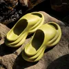 Pantofole 2023 Summer Outdoor Beach Slipper per uomini 4 cm Coppie sneaker non slittanti Slide Flip di mare Flip di mare Soft Eva Cloud Scarpe