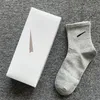 Chaussettes de créateurs pour hommes et femmes Cinq paires de chaussettes de sport élégantes avec lettre N imprimées brodées en pur coton respirant et boîte
