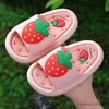 Slipper Nya Strawberry Kids tofflor för pojkar sommarstrand inomhus tofflor söta flickor hemskor non-halp söta barn tofflor r230816