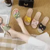 Slipper Slippers سيداتي الصيف والخريف يرتدون منزل جديد على الإنترنت المشاهير Joker non-slip. النعال الصنادل