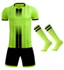 Outdoor-T-Shirts Fußballtrikots Sets Socken Shin Pads Männer Jungen Fußballkleidung Kinderfußballuniformen Erwachsener Kinder Fußball Trailsuit Trikot 230815