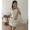Sukienki robocze Korea Eleganckie dwuczęściowe zestawy Vintage Office Lady Button Top Top Line Mini Sprits Suit Retro Summer Black Outfit White 2023