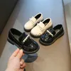 Sneakers barn mjuka flickor läderskor 2022 våren ny prinsessa barn mode Storbritannien stil med pärlor rundtoe loafers tjock botten J230818