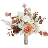 結婚式の花の花嫁の花束POは、婚約教会の装飾のために手を保持する手を小道具