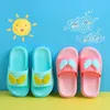 Slipper barn flickor vinge toffel skor baby barn schuhe animation vatten badrum antiskid sandaler