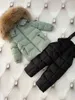 女の子の男の子冬の2つのピースセットアウトフィット毛皮のフードコートとサスペンダーパンツ