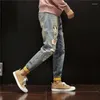 Męskie dżinsy z nadrukiem zwężającym się złamanym Retro koreańsko -koreańskim mody kowbojskie spodnie graficzne rozdarte otwory do rozbijania butów spodnie