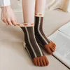 Frauen Socken kämmte Baumwolldiamantstreifen Jacquard Schweißabsorbing Fünf-Toe-Split-Großhandel
