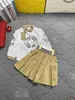 Designer Baby Anzüge Autumn Set Girl Tracksuits Größe 100-150 cm 2pcs runde Logo gedrucktes Langarmhemd und Khaki-Rock Juli26