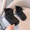 Zapatillas de deporte 2023 tendencia de la tendencia botas de martin de invierno para niñas estilo coreano a cuadros Pu cuero natal espesando zapatos casuales de lujo cálido caliente para niños 230815