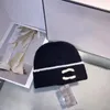 Designer clássico outono inverno estilo quente gorro chapéus homens e mulheres marca de moda dupla letra c universal boné de malha outono lã ao ar livre quente crânio bonés 2 cores