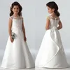 2019 Simple Flower Girls Dresses For Weddings Cap Hylses Satin Golvlängd Custom Made Aline First Commonion Dresses For Girls221e