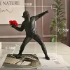 Estátuas de resina esculturas Banksy Flower estátua estátua de bombardeiro Acessórios para decoração de casa