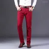 Heren jeans modebedrijf casual recht rood zwart kaki witte denim broek streetwear klassieke hoogwaardige magere mannen