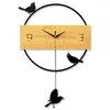 壁の時計鳥のスイングクロックリビングルーム北欧のシンプルな木製の家のサイレントクォーツハンギングウォッチホロロジュ