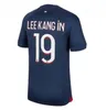 23 24 25 psgs DEMBELE BARCOLA voetbalshirts MBAPPE 2024 2025 HAKIMI ZAIRE-EMERY KOLO MUANI RAMOS Vierde heren kinderen enfants set voetbalshirts MARQUINHOS Spelerfans