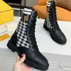 Projektantka z dzianiny Buty Martin dla kobiet 2023 Nowe buty w połowie koronki Lace-up litera elastyczne kokpy buty grube obcasowe buty dla kobiet