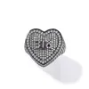 Anelli di nozze The Bling King Lettere personalizzate Numero Big Heart Ring Full Paved Out CZ Personalized Party Men Women Hiphop Jewelry 230815