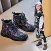 Boots Kids Fashion с принтами Word Cool Tide Boots for Boys Children Unisex Korean Новый PU Универсальный принцесса сапоги для девочек J230816