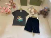 Designer Baby Kleidung Kids Kids Summer Anzugsanzug Größe 90-160 cm 2pcs Cartoon bedrucktes T-Shirt und farbenfrohe Logo gedruckte Shorts Juli 100