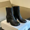 Cuir de veau noir Bottes à bout fendu Semelle extérieure en cuir Bottines à enfiler à bout rond Bottines à talon bloc 8,5 cm Botte de mode Boucle latérale femmes chaussures de créateur de luxe 35-42