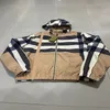 デザイナーメンズジャケット春と秋のウィンドランナーティーファッションフード付きスポーツウィンドブレーカーカジュアルジッパージャケットの服
