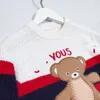 23SS Designer Baby Clothes Fashion Stripe Design Kids Pullover Storlek 100160 cm Cartoon Bear Print tröja Långärmad barn stickade toppar juli