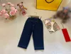 Designer Tracksuit Herbst Doppelseitiger Dressing Babyanzug Größe 100-160 cm 2pcs doppelseitige Manteljacke und Denimhose Juli08