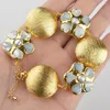 Strand 27mm White Sea Shell Flower Gold Plated Borsted Coin Bead Armband 8 "