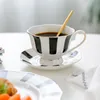 Canecas de canecas em forma de café xícara de pires de pires de estilo europeu Cerâmica Tea da tarde fino China de ouro para Drinkware 230815