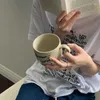 Kupalar Orijinal Tasarım Yuvarlak Düz Renk El Yazısı İngilizce Kupa Yüksek Sıcaklığa Dayanıklı Süt Çay Kahve Kupası