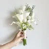 Bröllopsblommor Whitney 12140 Simple Style Bride Holding Brides Bouquet Simulation Calla Lily Studio Pography Props