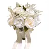 Hochzeitsblumen, die künstliche Rosenstrauß mit Seidensatinband Rosa weißer Champagner Brautjungfer Brautparty halten