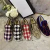 Top Woman's Classics Diseñador Fuzzy Slipper Lady Fashion Comunicidad de piel esponjosa Pantoufle zapatos Diapositivos Bordados peludos Slippers de lana Cálida Invierno al aire libre