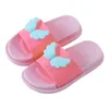 Slipper barn flickor vinge toffel skor baby barn schuhe animation vatten badrum antiskid sandaler