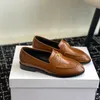 Toppkvalitetspänne loafers runda tå cap lägenheter klackar kvinnors lyxdesigner äkta läder ensam slip-on casual klänningskor fabrikskor storlek 35-40 med låda